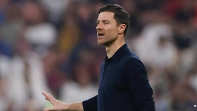 Xabi Alonso confirma baixa de Emiliano Martínez por várias semanas