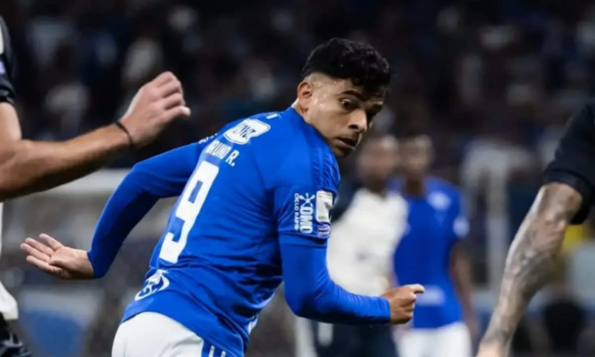 bruno-rodrigues-completa-100-jogos-pelo-cruzeiro-na-vitoria-sobre-o-remo-e-projeta-permanencia-para-2027