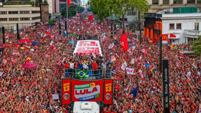 Ato de Lula ocupa 14 quarteirões da avenida Paulista – Poder360