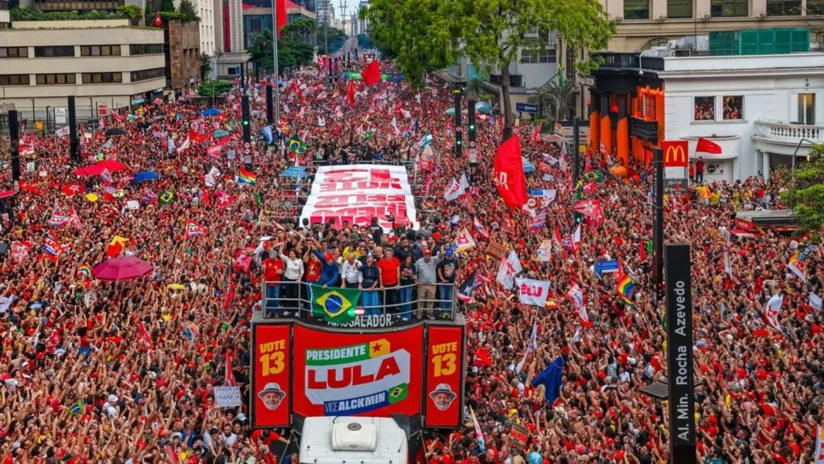 ato-de-lula-ocupa-14-quarteiroes-da-avenida-paulista-–-poder360