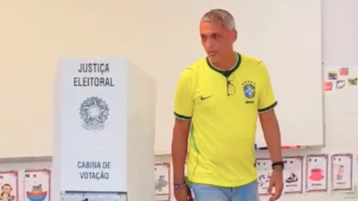com-uniforme-da-selecao-brasileira,-gayer-vota-em-goiania