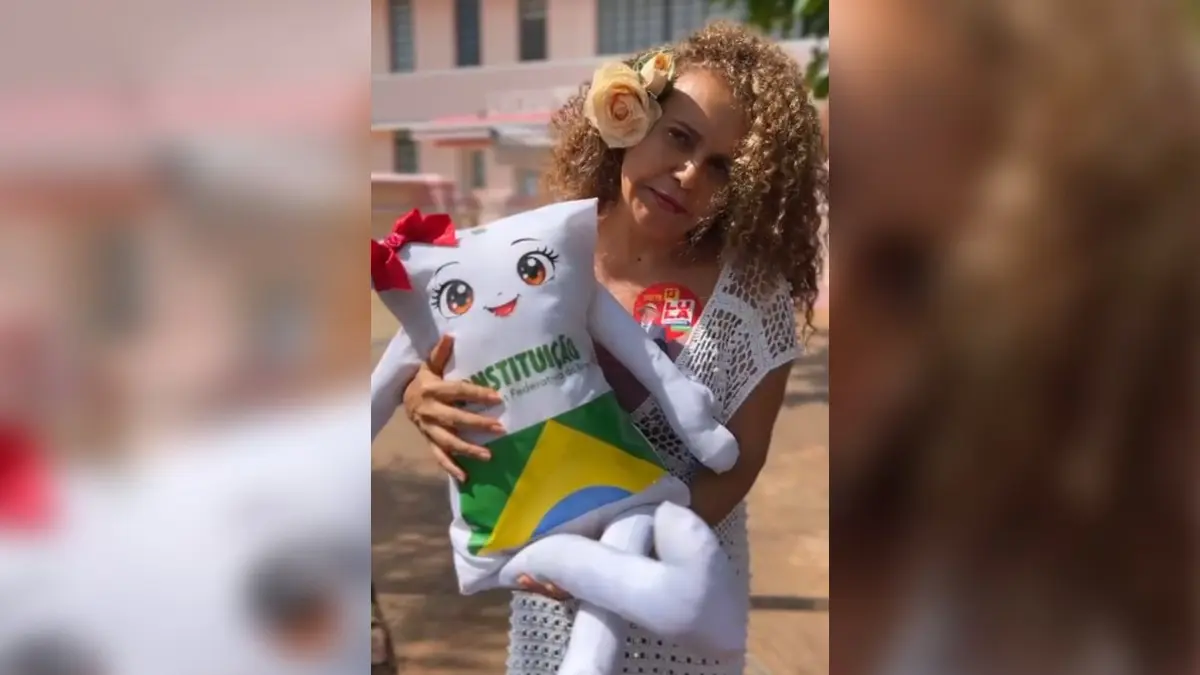 psicologa-leva-mascote-da-constituicao-cidada-para-votacao-no-lyceu-de-goiania