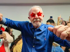 Lula promete mudar o jeito de governar, ataca Flávio e diz que venceu intromissão externa