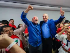 Dez das 12 pesquisas divulgadas na véspera do 2º turno disseram que Flávio seria eleito