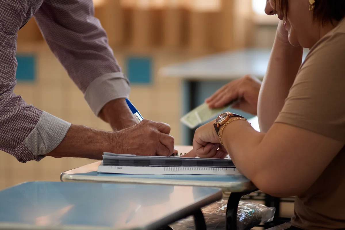 e-#fake-que-assinatura-de-eleitor-em-caderno-de-votacao-pode-servir-para-comprovar-eventual-fraude-nas-urnas