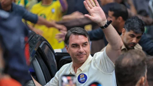 TSE desmente Flávio Bolsonaro sobre retirada de fiscais do PL de sala-cofre