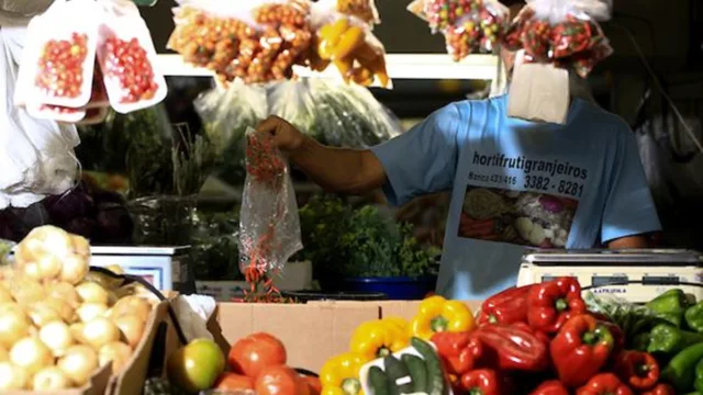 Mercado mais caro? Inflação de alimentos volta a subir e tem sinais de alta