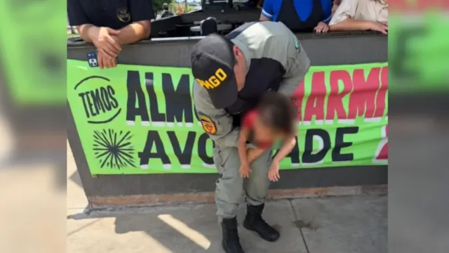Criança é salva por PMs após se afogar em caixa-d’água em Aparecida