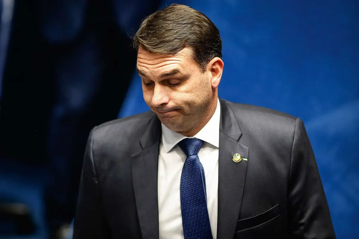 flavio-bolsonaro-ficara-sem-cargo-publico-pela-1a-vez-em-24-anos