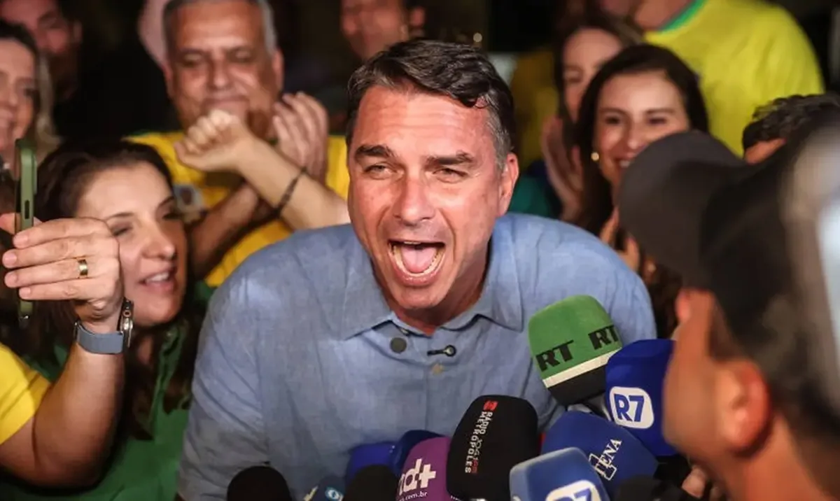 tse-desmente-flavio-bolsonaro-e-diz-que-nao-retirou-fiscais-do-pl-de-sala-cofre