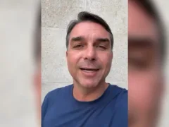 Flávio Bolsonaro diz que foi intimado pela PF a entregar passaporte e que está proibido de deixar o país