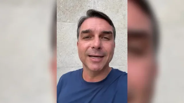 Flávio Bolsonaro diz que foi intimado pela PF a entregar passaporte e que está proibido de deixar o país