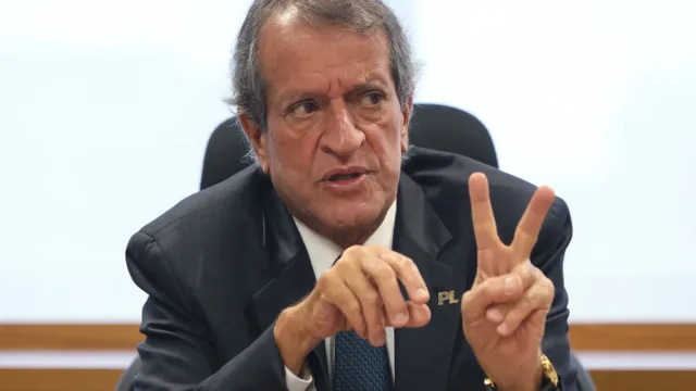 Presidente do PL reconhece vitória de Lula, contrariando posição de Flávio Bolsonaro