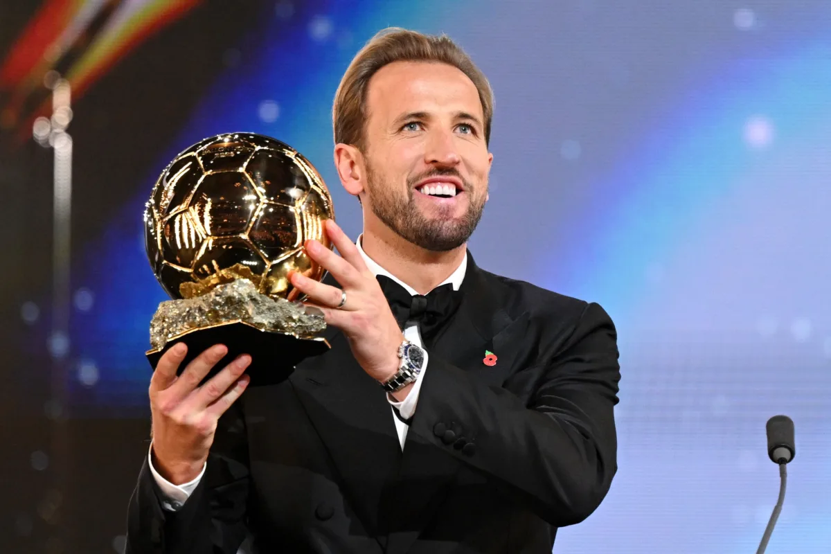 vencedor-da-bola-de-ouro,-harry-kane-usa-relogio-raro-de-r$-7-milhoes-para-receber-o-trofeu-–-globo