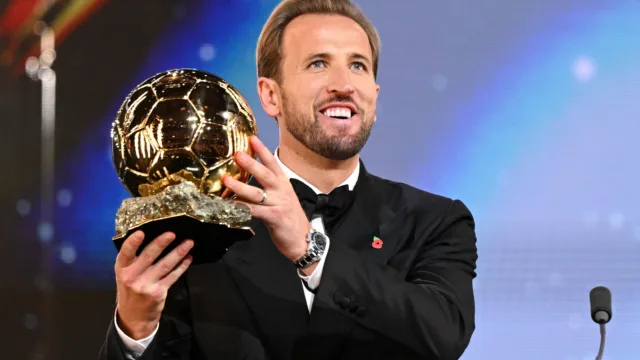 Vencedor da Bola de Ouro, Harry Kane usa relógio raro de R$ 7 milhões para receber o troféu – Globo