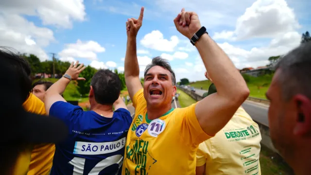 PF rastreia fronteiras para verificar se Flávio Bolsonaro fugiu do Brasil; aliado nega