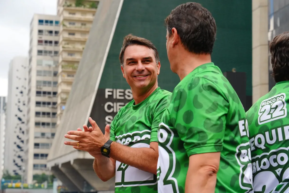 por-que-moraes-mandou-flavio-bolsonaro-entregar-o-passaporte?-entenda