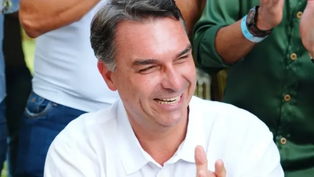 Flávio Bolsonaro descumpre prazo para entregar passaporte e PF cancela documento
