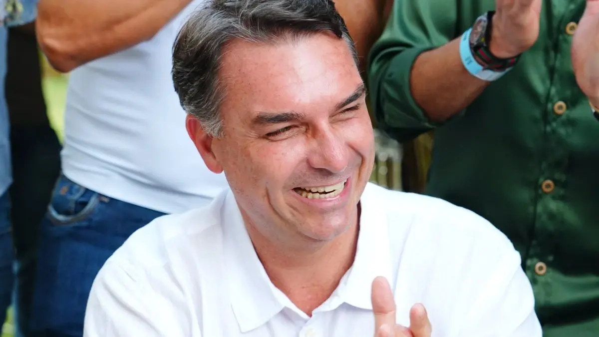 flavio-bolsonaro-descumpre-prazo-para-entregar-passaporte-e-pf-cancela-documento