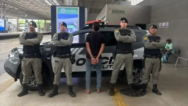 Venezuelano é contido por populares após tentar roubar passageira em Goiânia