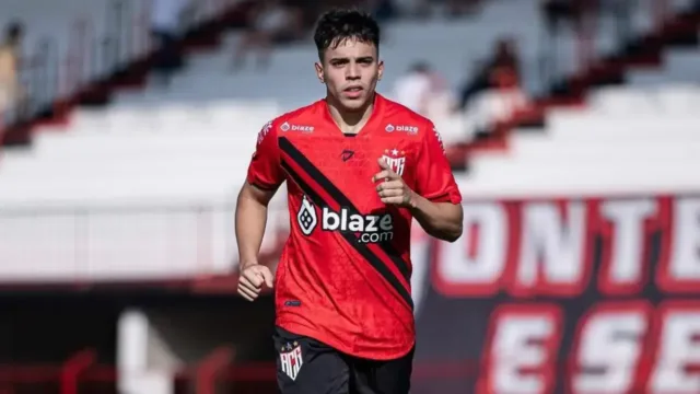 Atlético volta ao transfer ban após nova cobrança ligada a Alejo Cruz