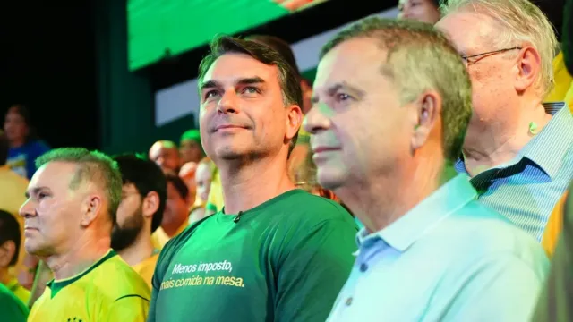 PL faz reunião de emergência após fuga de Flávio para os EUA