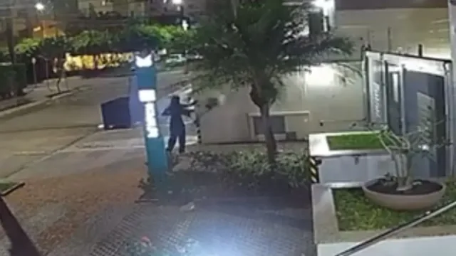 O que aconteceu aqui? Mulher atira roupas rasgadas e tênis em frente a prédio no Jardim Goiás, em Goiânia