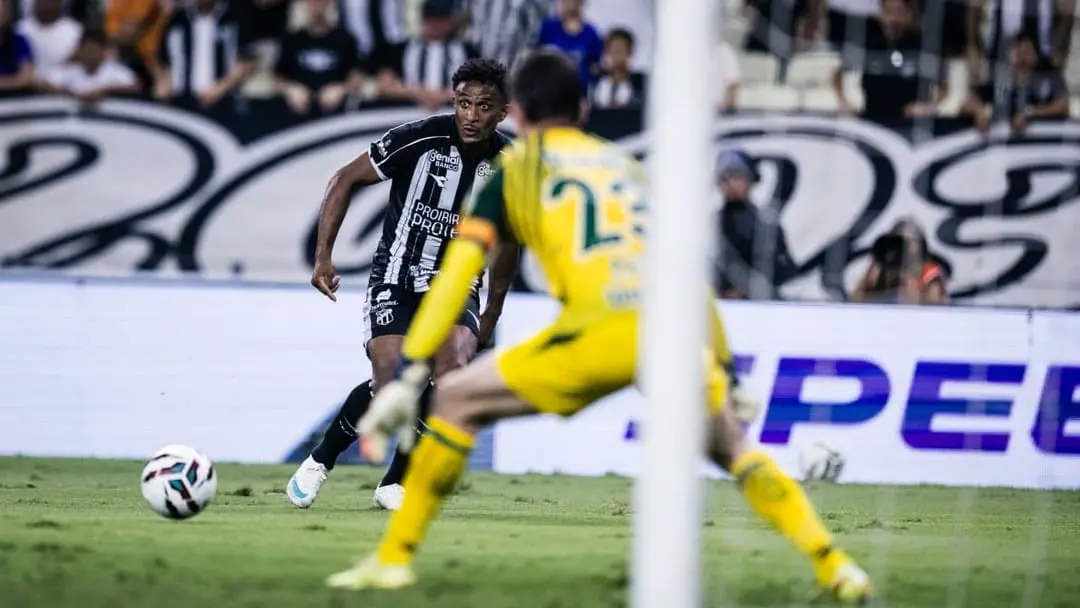 goias-manda-na-etapa-inicial,-mas-nao-consegue-marcar-e-fica-no-zero-com-o-ceara