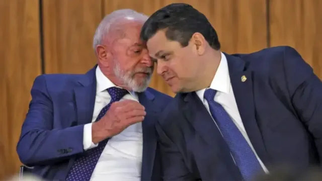 Alcolumbre planeja articular indulto ou anistia a Bolsonaro em busca de votos da direita para se reeleger