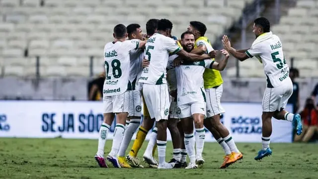 Com dois gols de Kadu Sousa no final da partida, Goiás vence o Ceará e mantém vivo o sonho do G-6