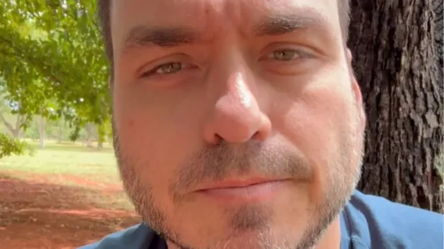 “Desculpa pai, a gente falhou”: Carlos visita Jair Bolsonaro logo após fuga de Flávio