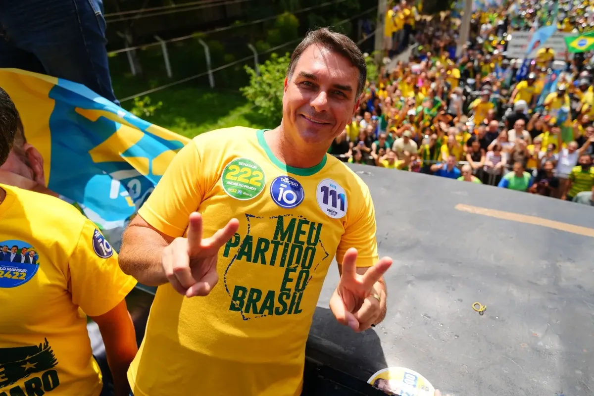 Veja comunicado em que Flávio diz ser presidente do Brasil