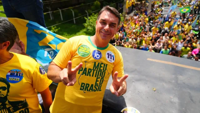 Veja comunicado em que Flávio diz ser presidente do Brasil