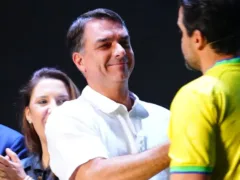Nos EUA, Flávio Bolsonaro se declara presidente eleito do Brasil e acusa fraude na eleição