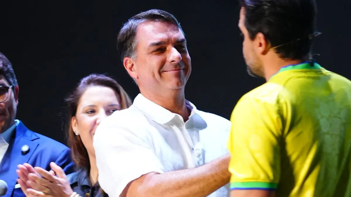 Nos EUA, Flávio Bolsonaro se declara presidente eleito do Brasil e acusa fraude na eleição