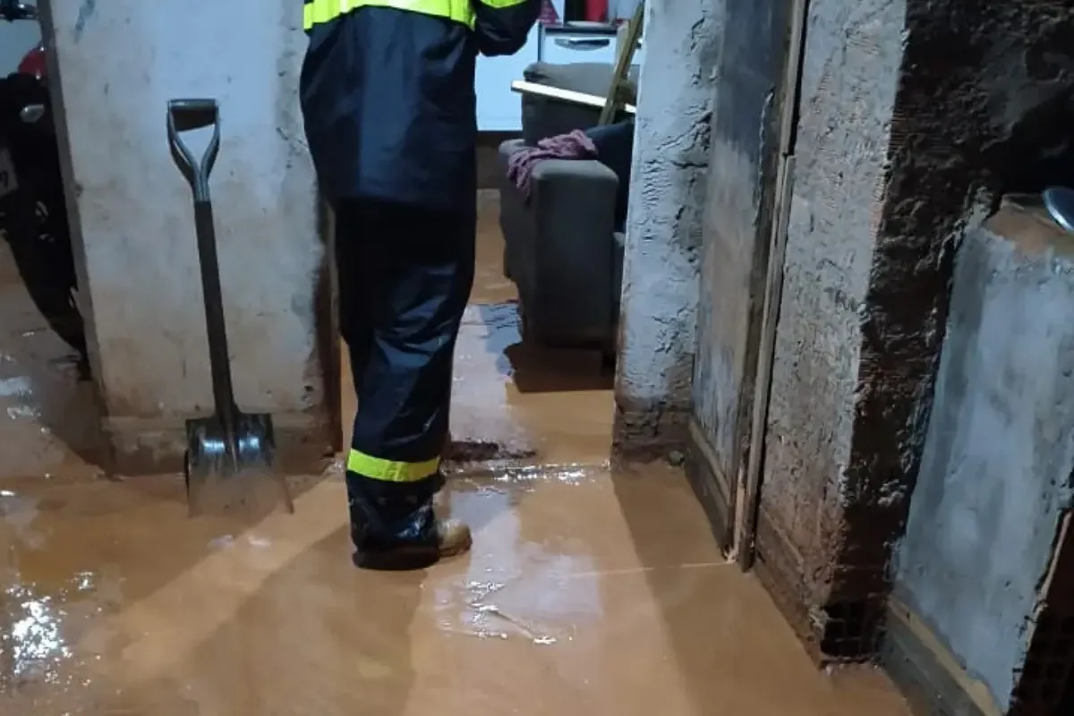 enxurrada-leva-agua-e-lama-para-dentro-de-casa-durante-forte-chuva-em-formosa