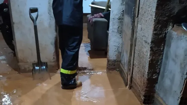 Enxurrada leva água e lama para dentro de casa durante forte chuva em Formosa
