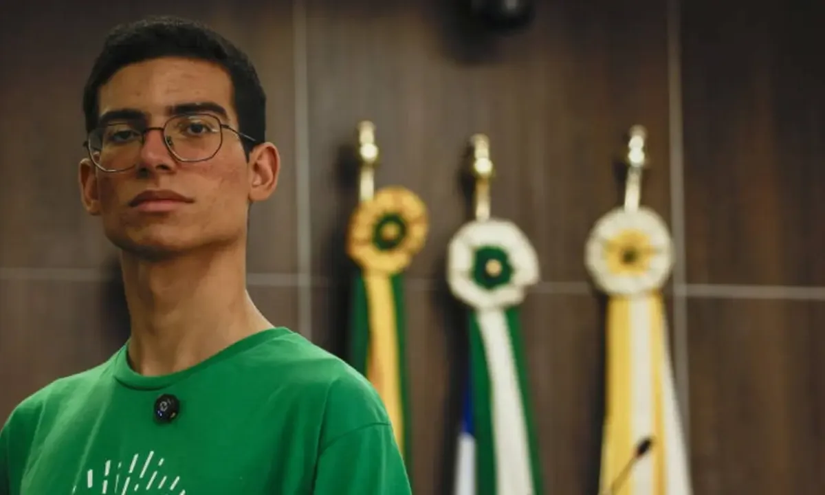 jovem-de-goias-mobiliza-estudantes-e-ajuda-a-emitir-mais-de-900-titulos-de-eleitor;-conheca-a-historia
