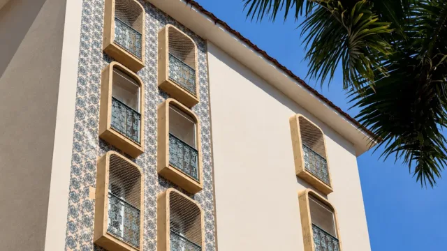 Prédio inspirado na arquitetura de Portugal abriu mão de salão de festas para ampliar garagem, em Goiânia