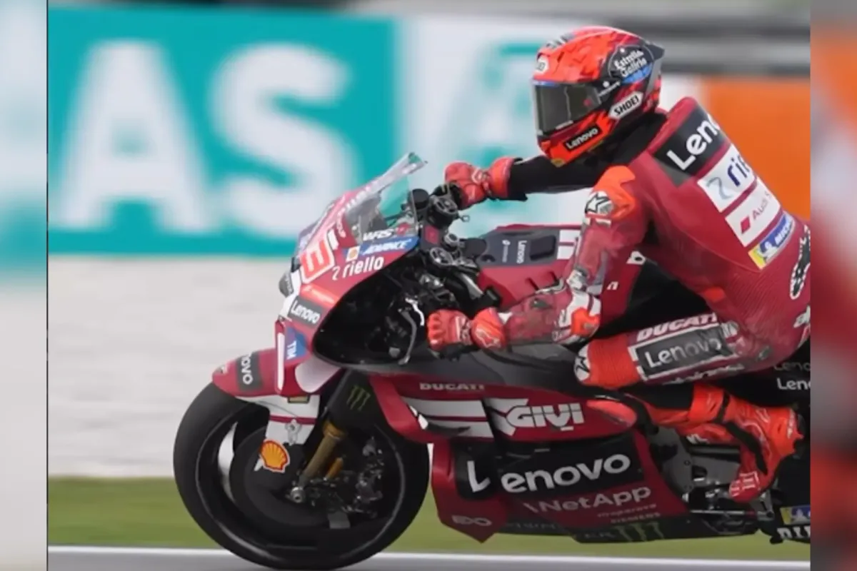 motogp:-marc-marquez-cai,-mas-da-show-em-sepang-e-diogo-moreira-fica-fora-do-top-10