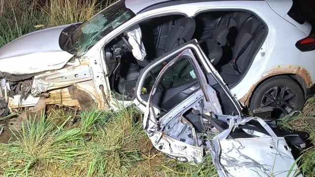 Motorista tenta desviar de animal, bate em caminhão e fica preso às ferragens na GO-010, em Luziânia