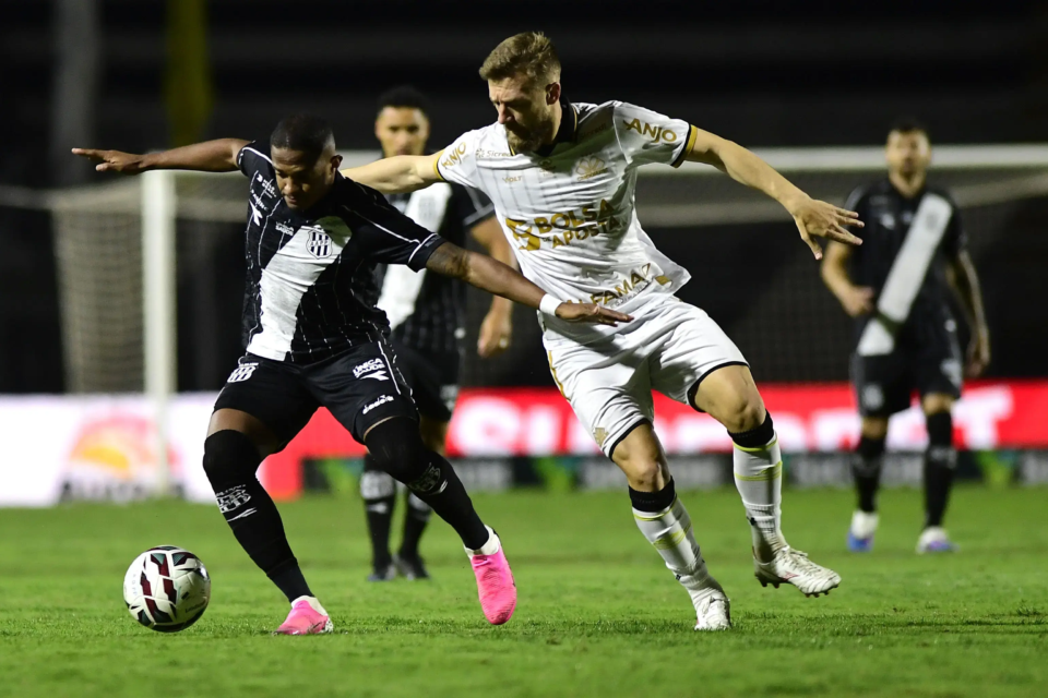 criciuma-enfrenta-a-ponte-preta-e-movimenta-a-disputa-pelo-acesso-na-serie-b