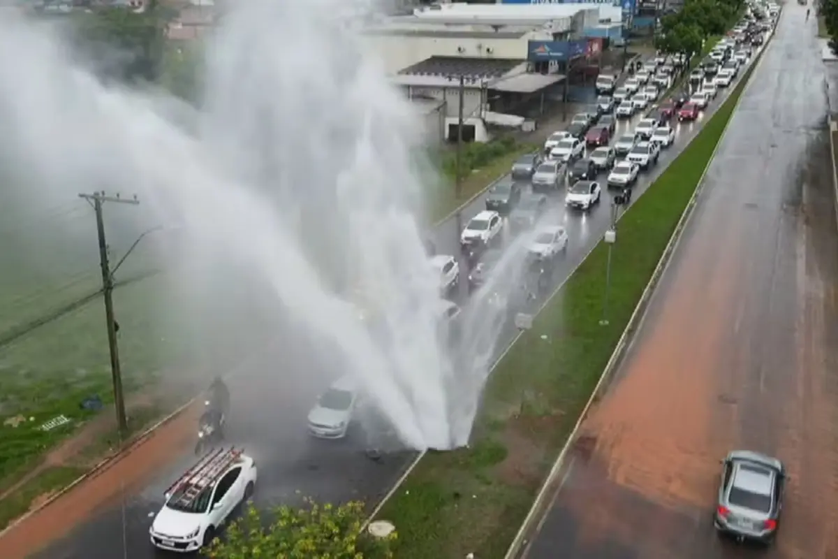 vazamento-de-agua-provoca-congestionamento-na-avenida-leste-oeste,-em-goiania