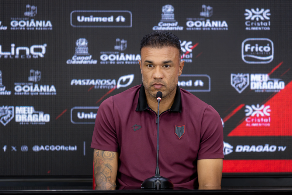 ‘nunca-houve-corpo-mole’:-roger-silva-defende-elenco-do-atletico-na-reta-final-da-serie-b