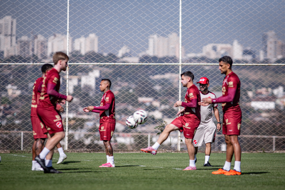 escalacao-do-vila:-dudu-sera-titular-e-guto-ferreira-faz-mudanca-na-lateral;-veja-o-time-que-encara-o-juventude