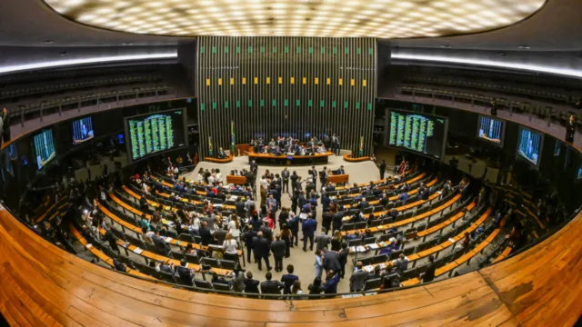 Voto distrital misto divide Centrão e oposição e ganha força no Congresso