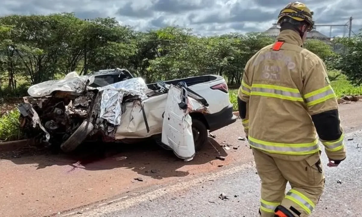 engenheiro-agronomo-morre-apos-caminhonete-bater-de-frente-com-bitrem-na-br-452,-em-rio-verde