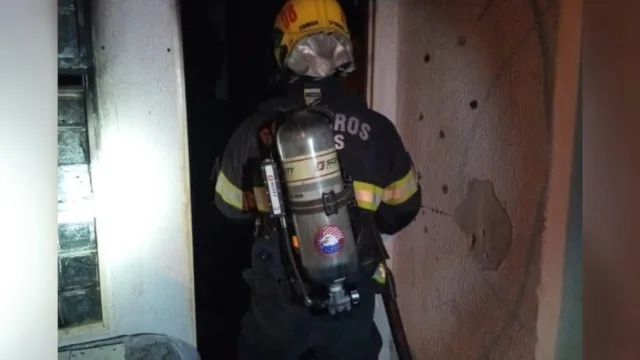 Incêndio destrói casa durante a madrugada em Jataí; veja vídeo