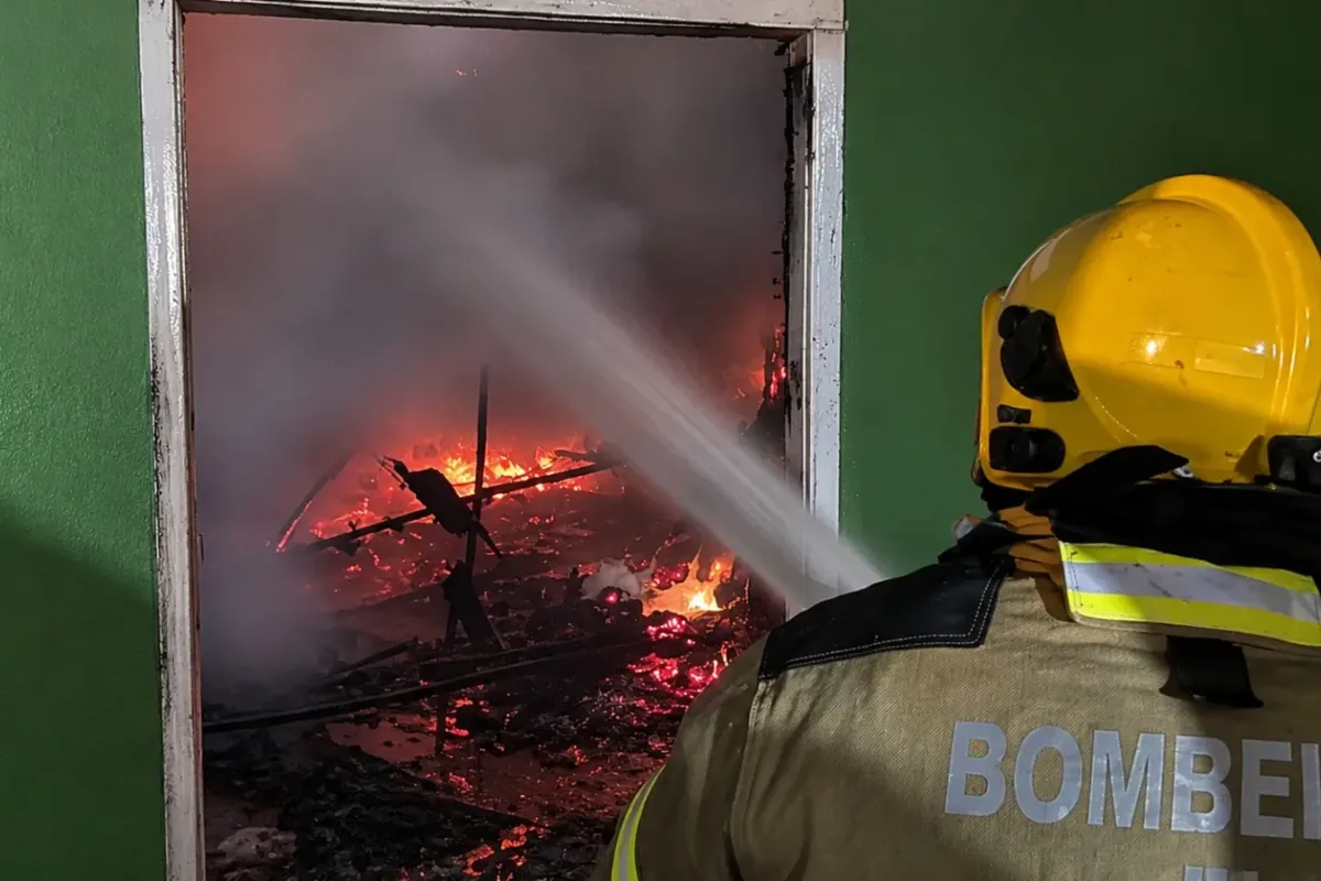 familia-e-surpreendida-por-incendio-durante-a-madrugada-em-jatai