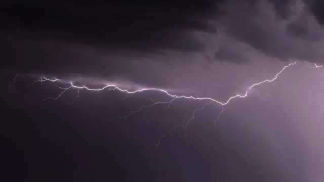 Mulher tem parada cardiorrespiratória após ser atingida por cabo de alta tensão em SP